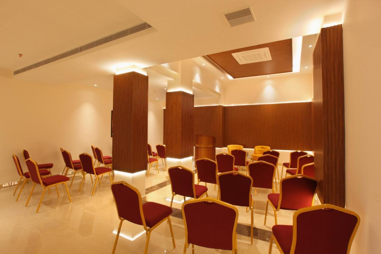 The Grand Ambassador Hotel Kottayam Buitenkant foto